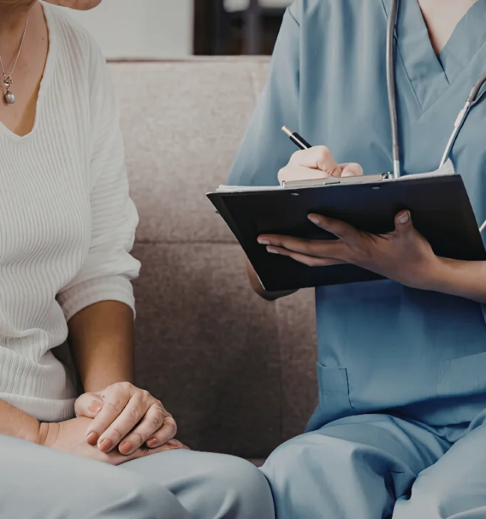 Médecin en consultation aiguë au domicile du patient
