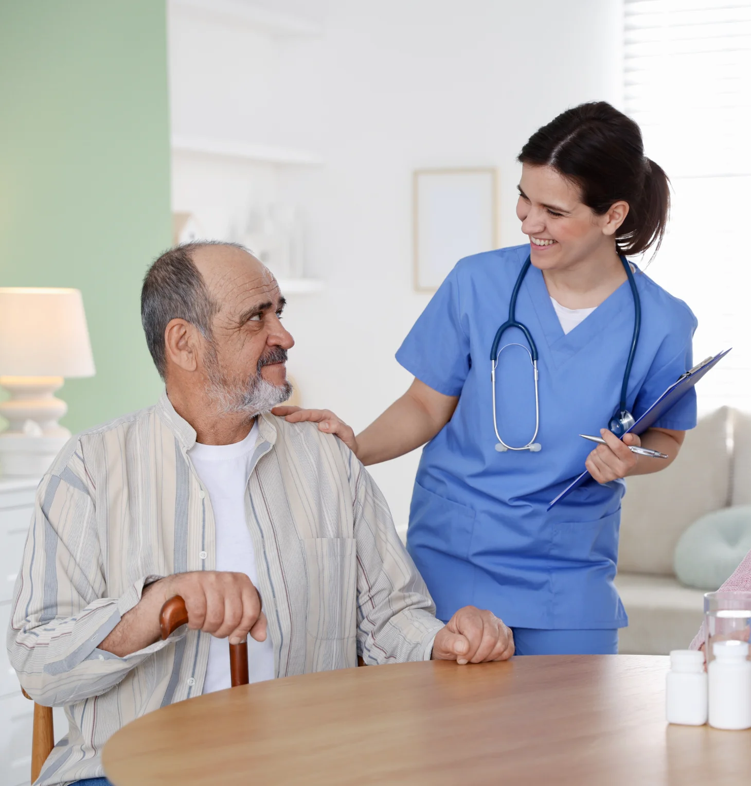 Medecin en visite de suivi aupres d une patiente a mobilite reduite